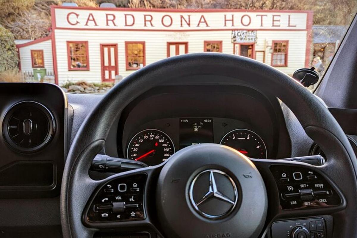 un volante di un'auto con un hotel corona per auto