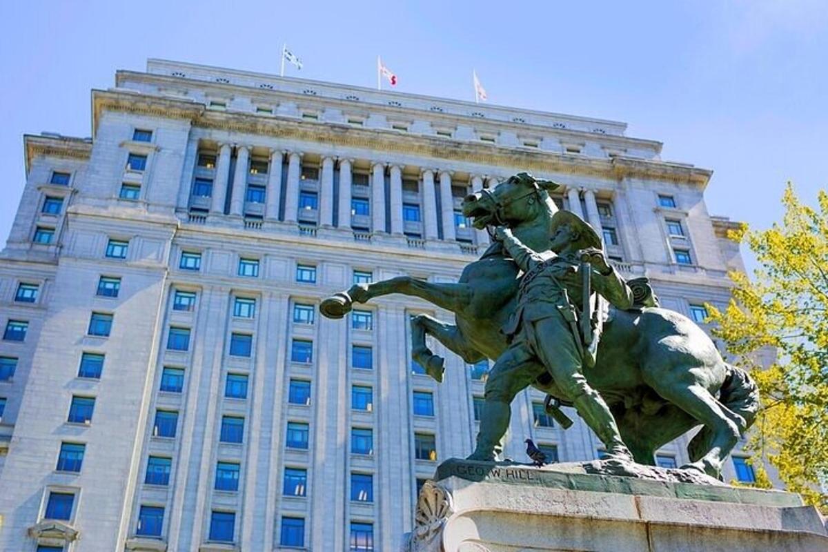 uma estátua de um homem cavalgando em frente a um prédio