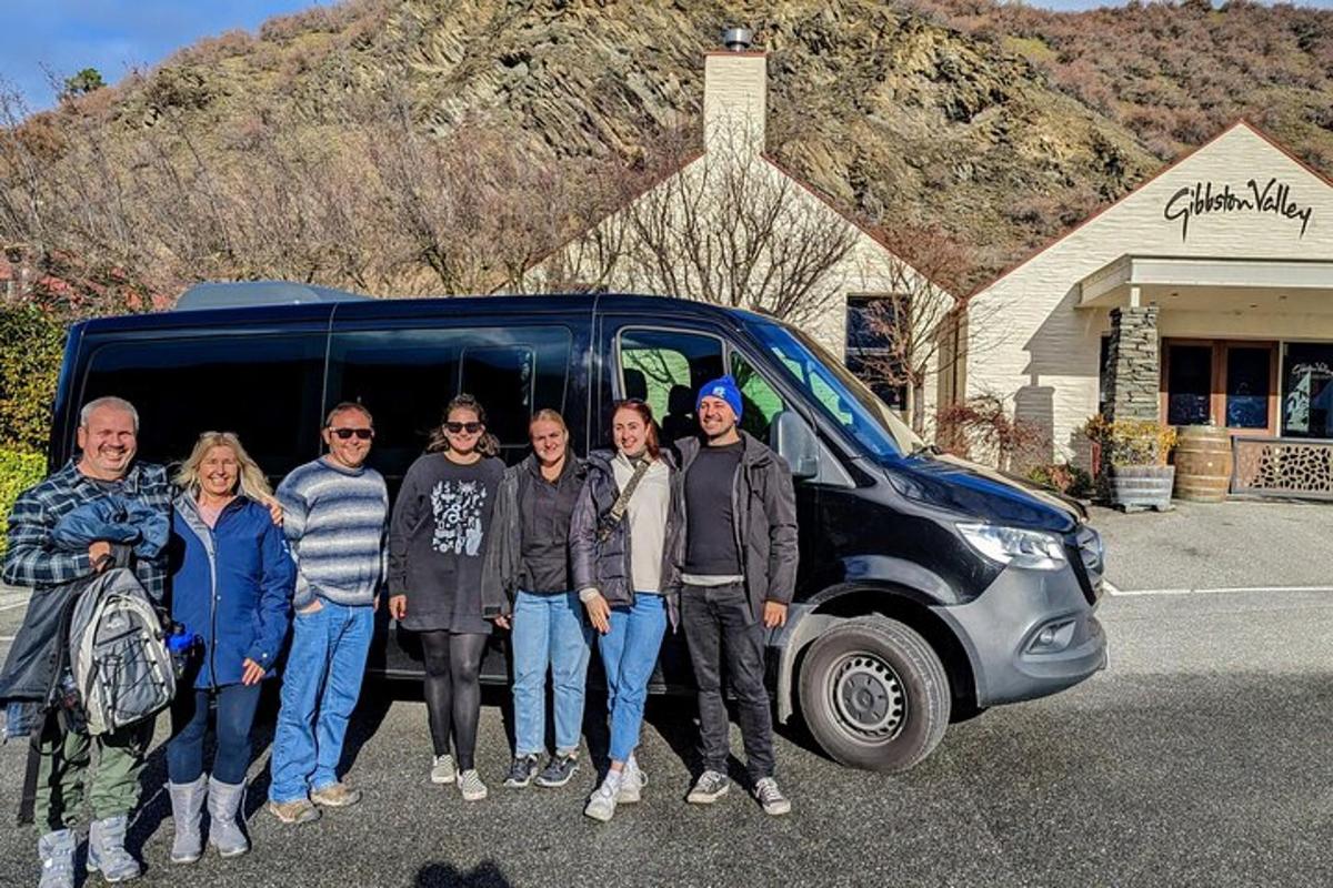 un gruppo di persone in piedi davanti a un furgone