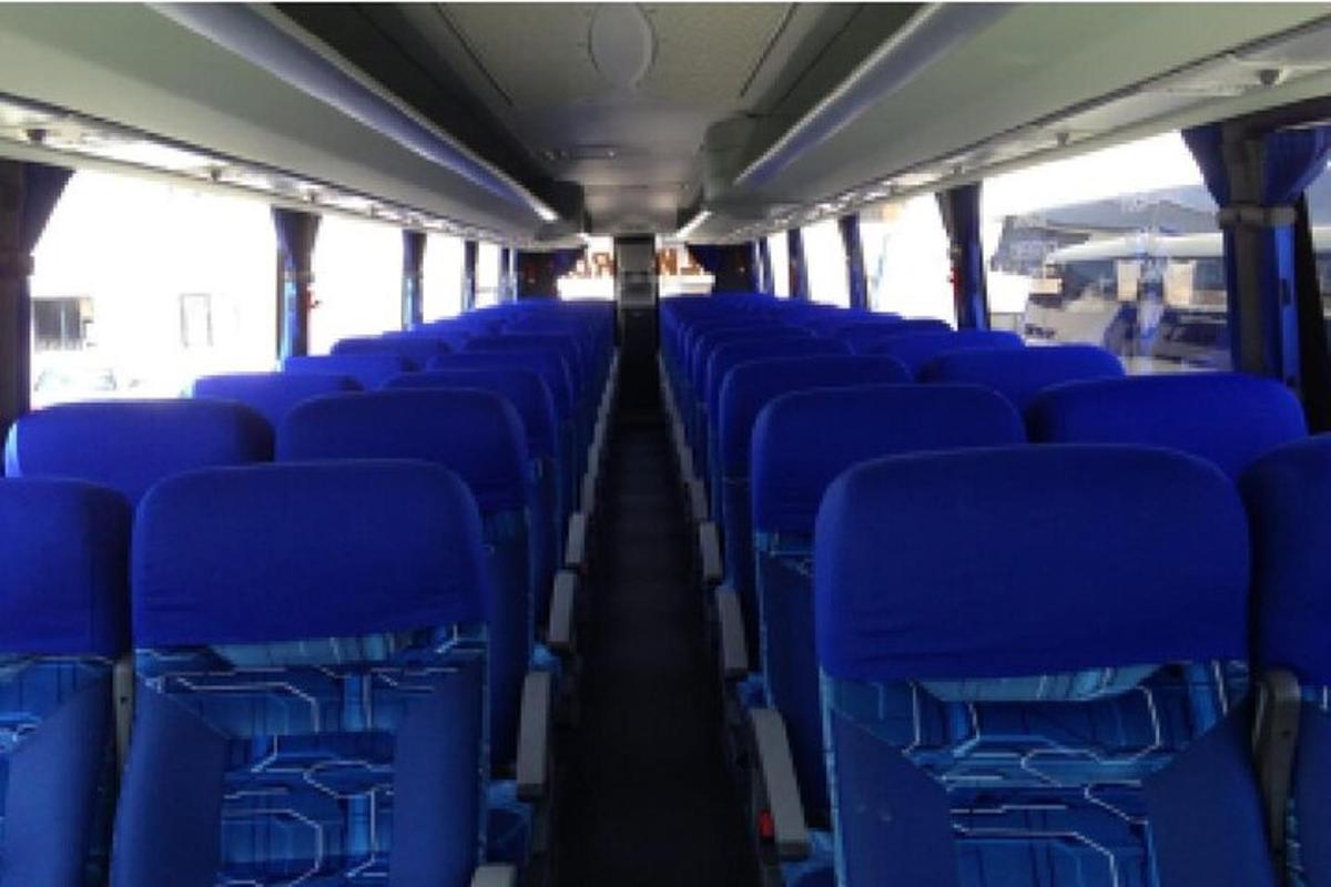un gruppo di sedili blu su un autobus