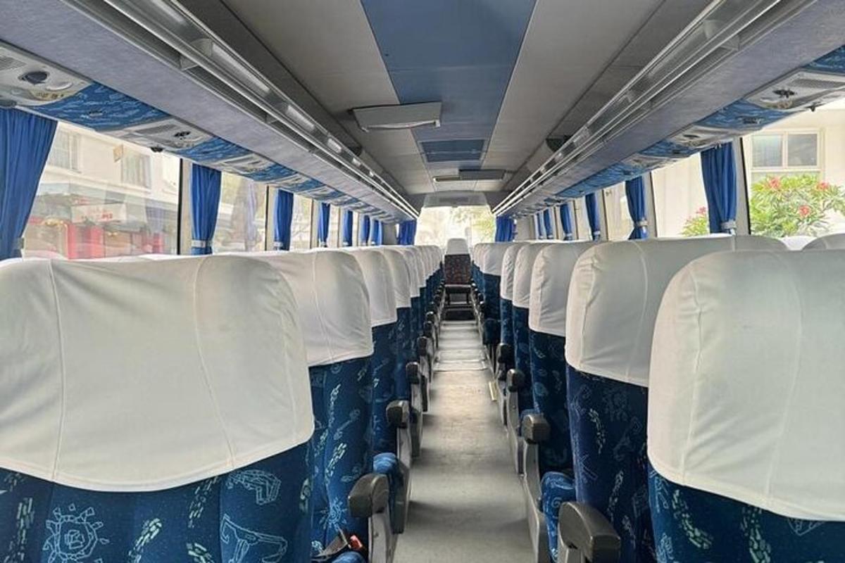 deretan tempat duduk kosong di dalam bas