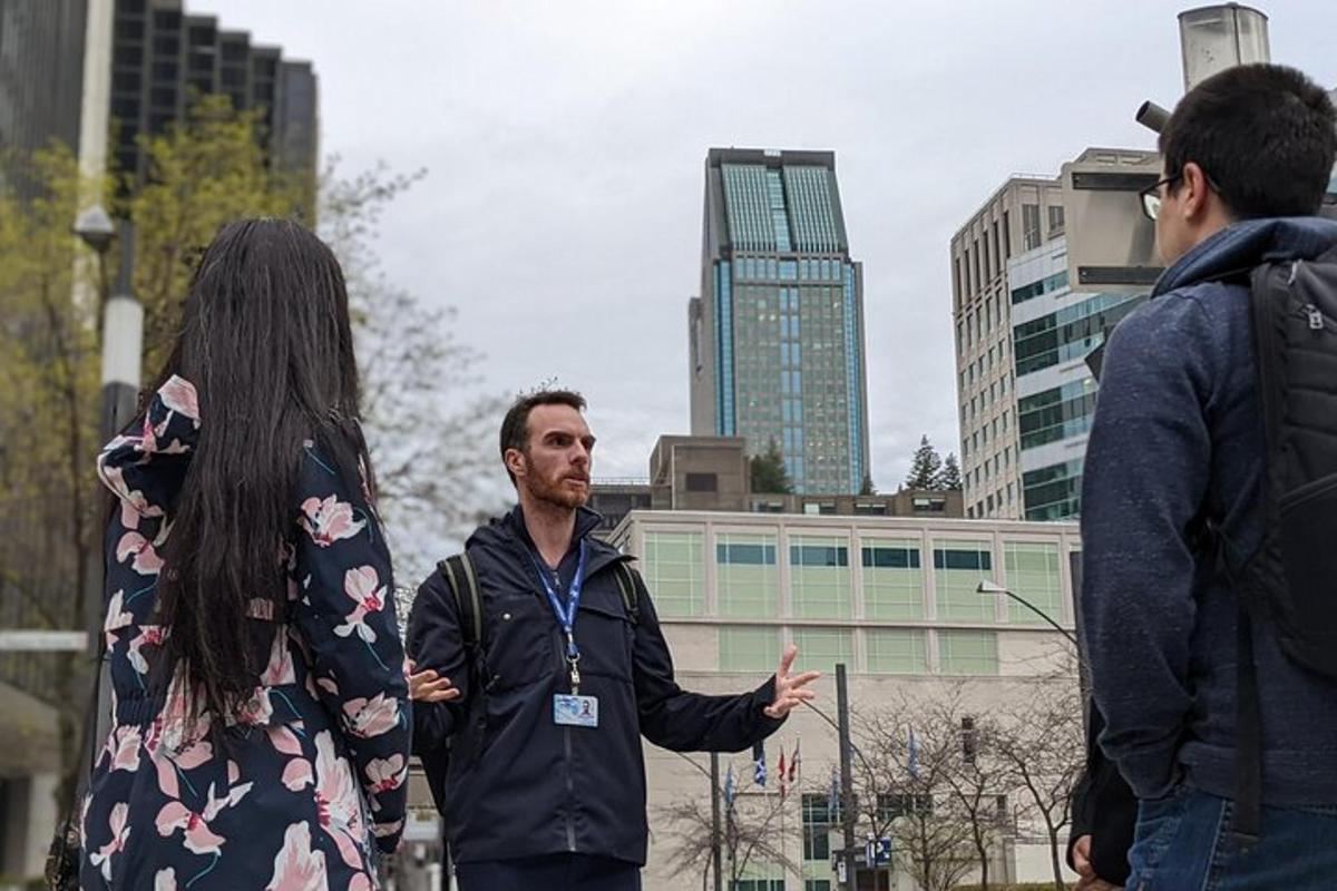 dois homens e uma mulher conversando em uma cidade