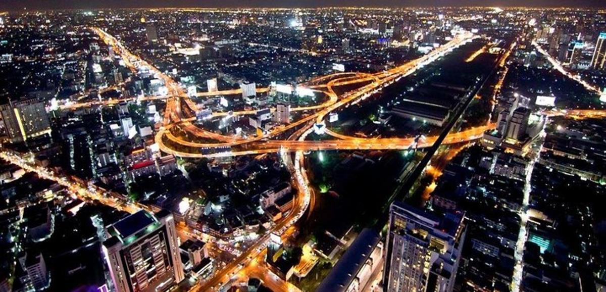 una ciudad iluminada por la noche con tráfico