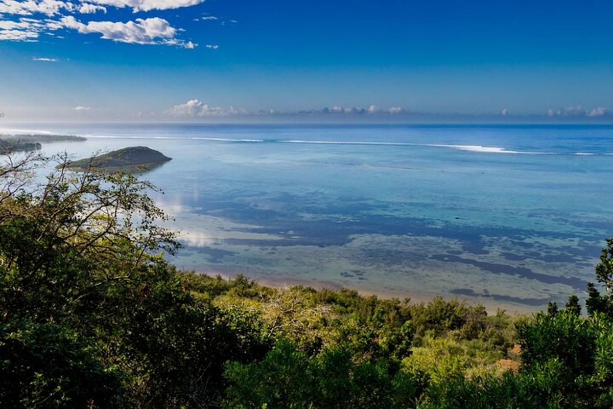 una vista dell'oceano dalla cima di una collina