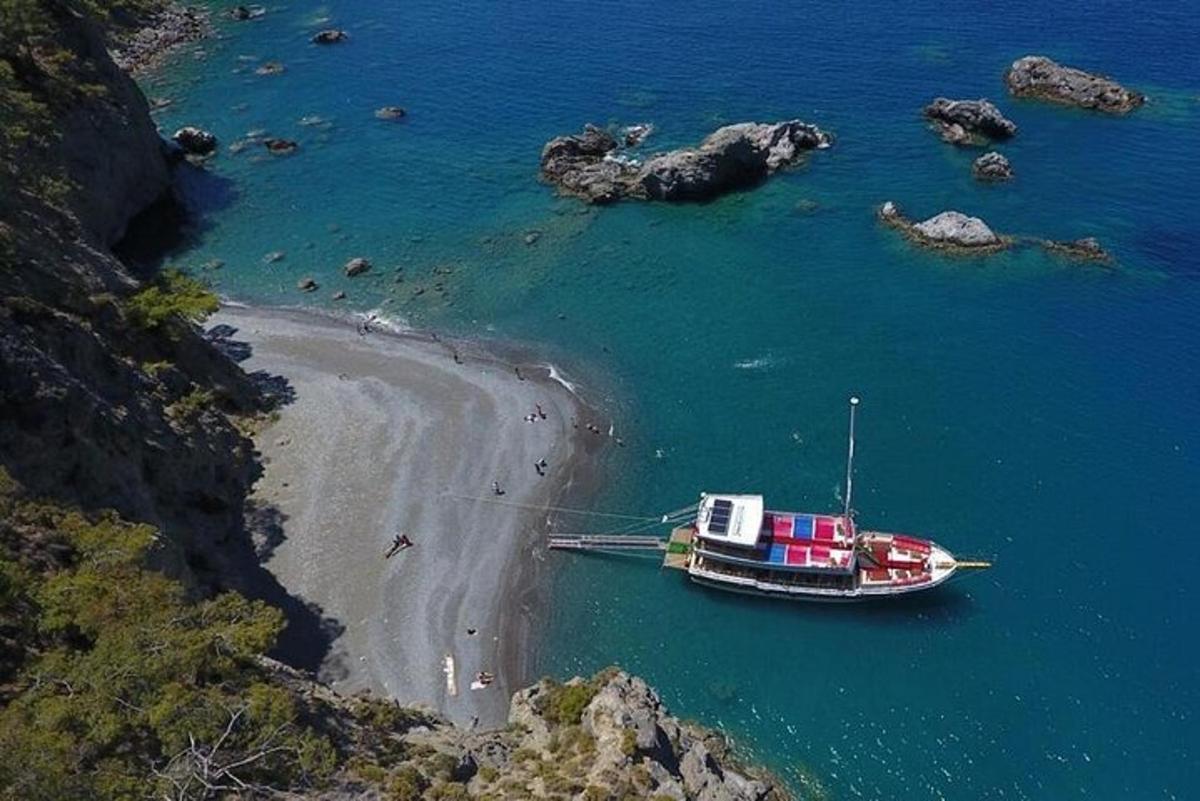 ein Boot im Wasser neben einem Strand