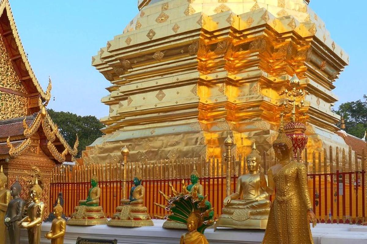 Un templo con un montón de estatuas de oro delante de él.