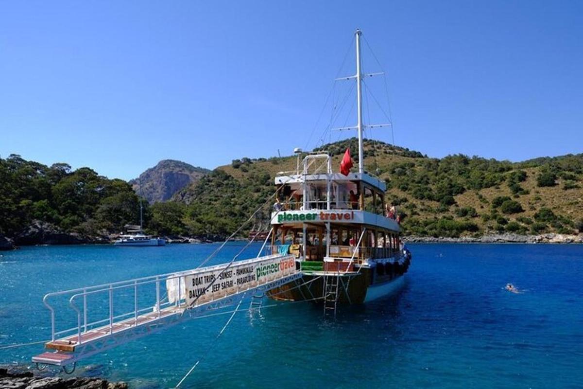 ein Boot liegt an einem Dock im Wasser