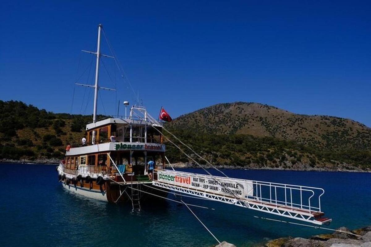 ein großes Boot liegt im Wasser