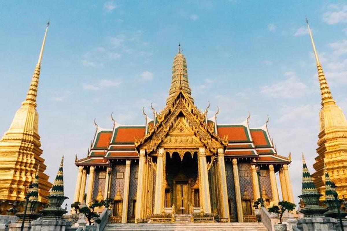 một tòa nhà có tháp và tháp pháo ở phía trước
