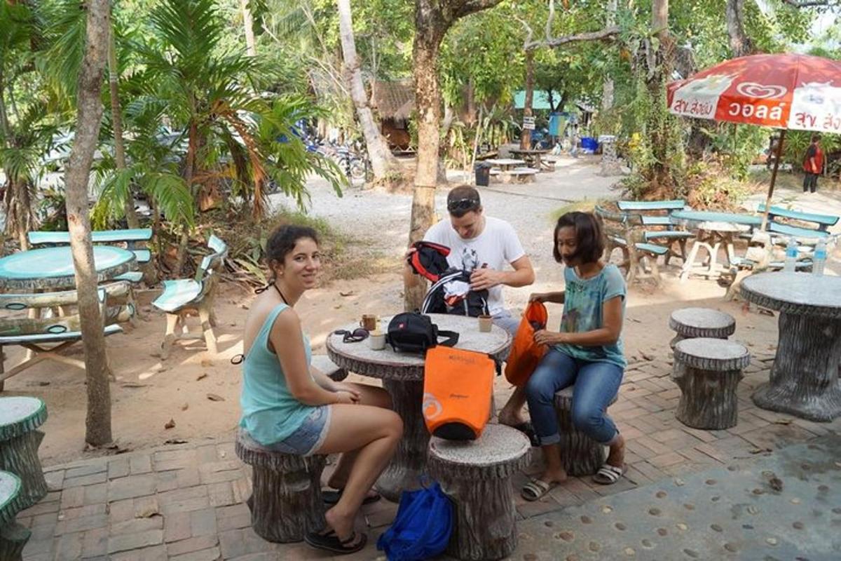 um grupo de pessoas sentadas em uma mesa de piquenique