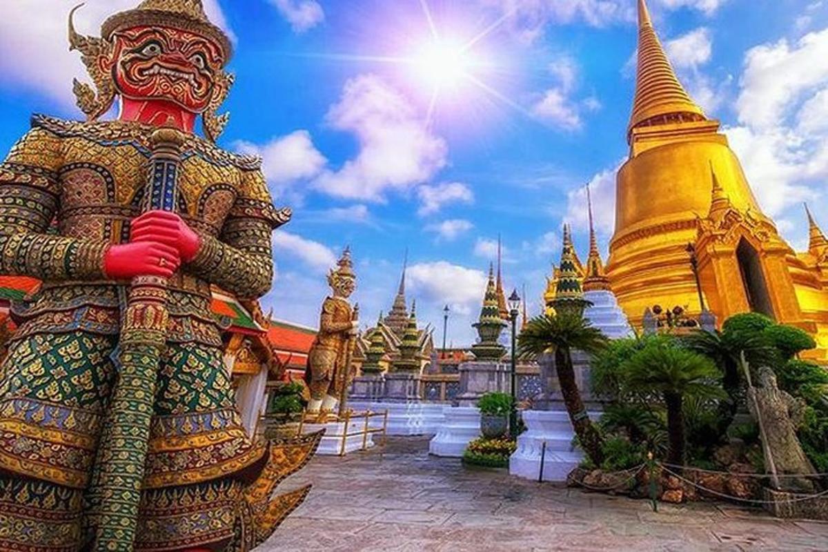 một bức tượng trước một tòa nhà có đền thờ
