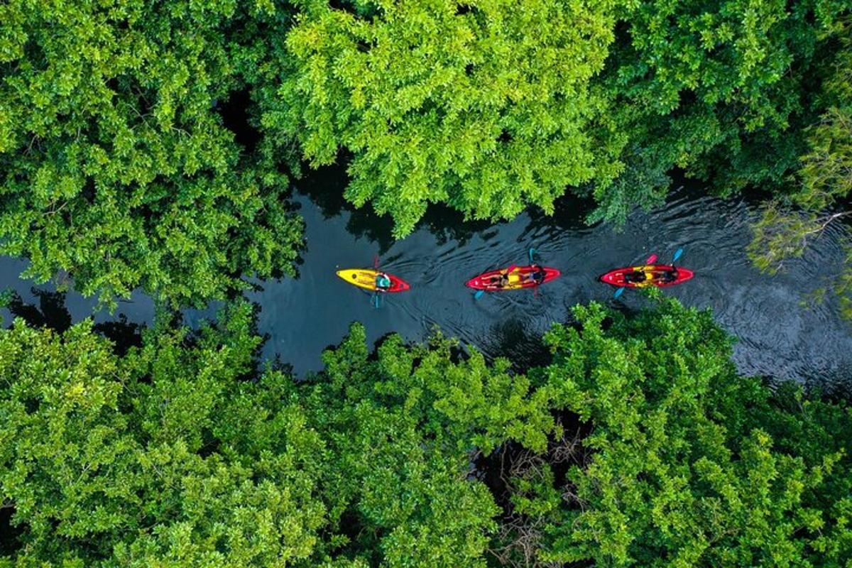 tre barche in acqua in un fiume