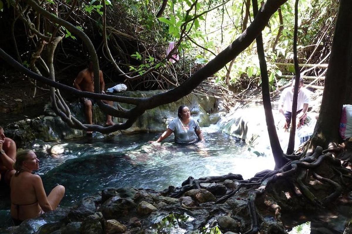 川の水たまりに座っている人々のグループ