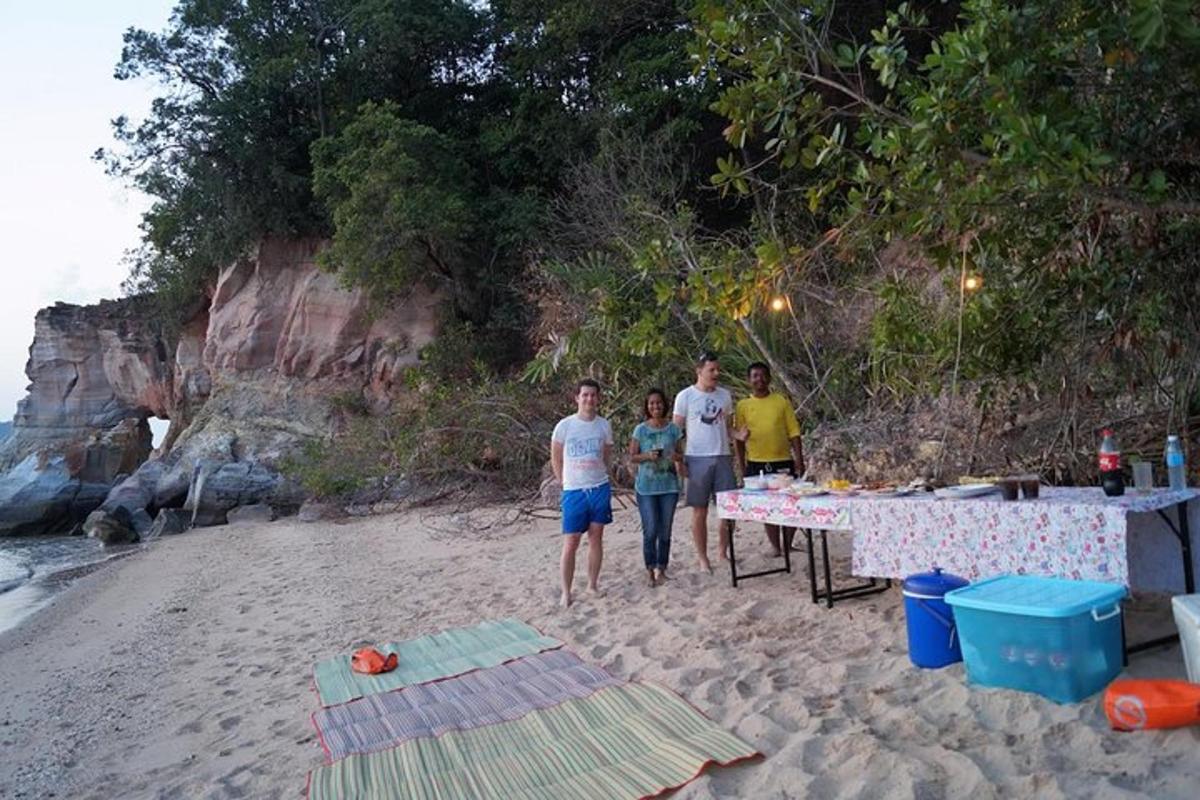um grupo de pessoas em pé na praia