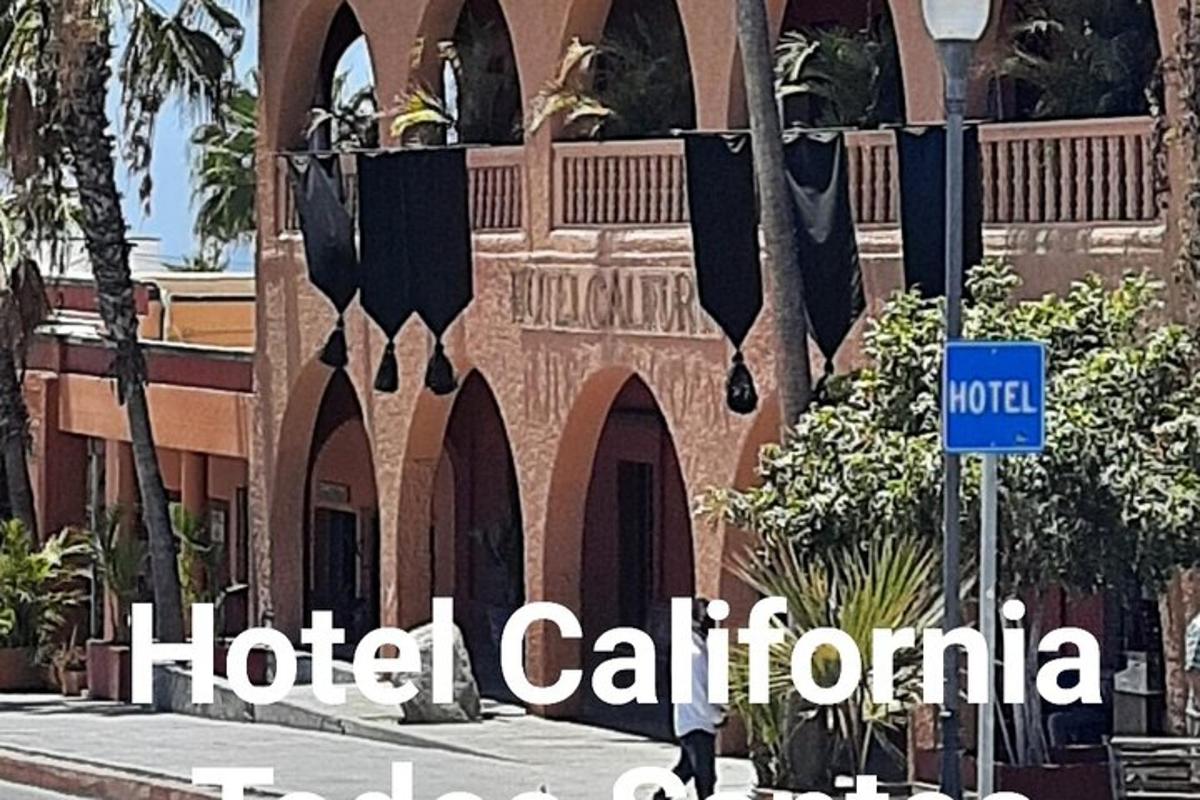 Skilti fyrir framan byggingu með yfirskriftinni „Hotel California“