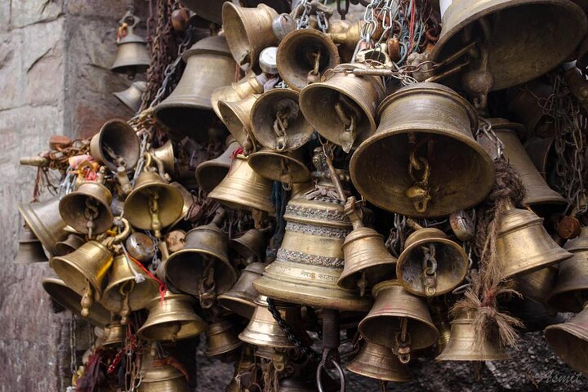 un mazzo di campanelli appesi a un muro