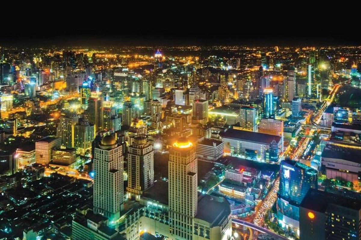 uma cidade iluminada à noite com luzes