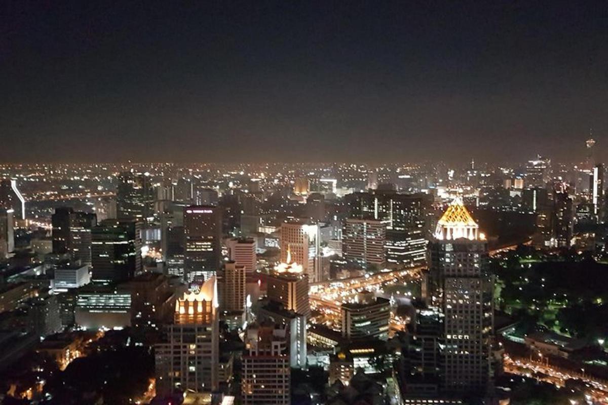 uma vista de uma cidade à noite com luzes