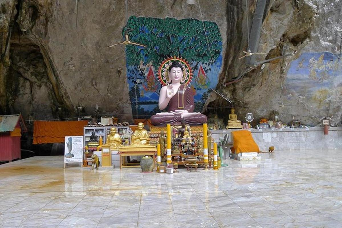 una statua di un Buddha seduto in una stanza