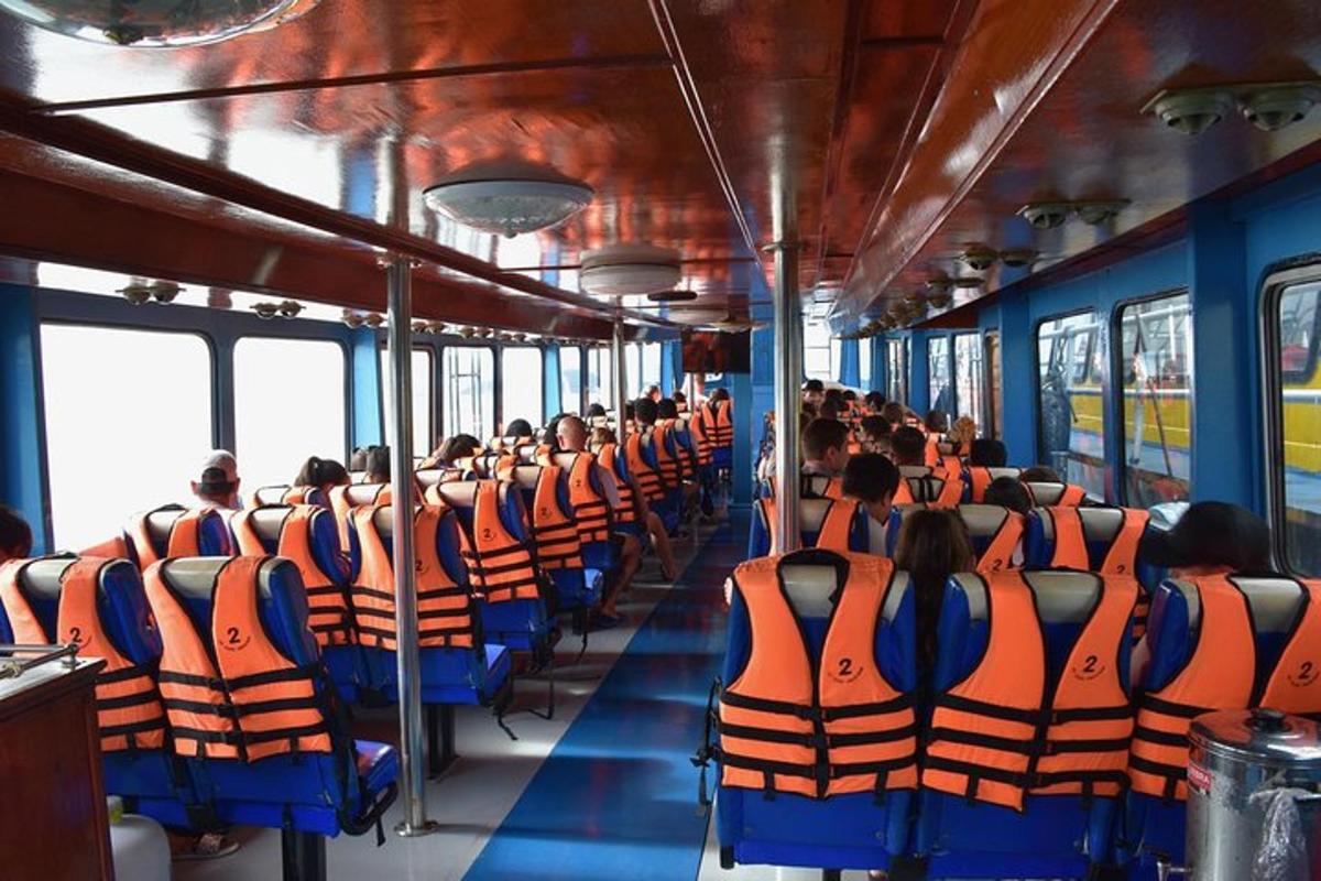 eine Gruppe von Menschen sitzt in einem Bus