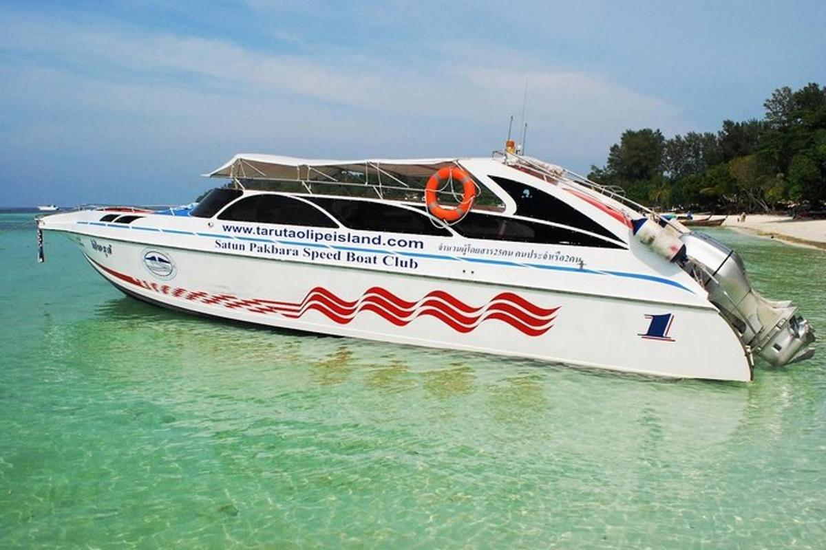 a boat sitting in the water on a beach