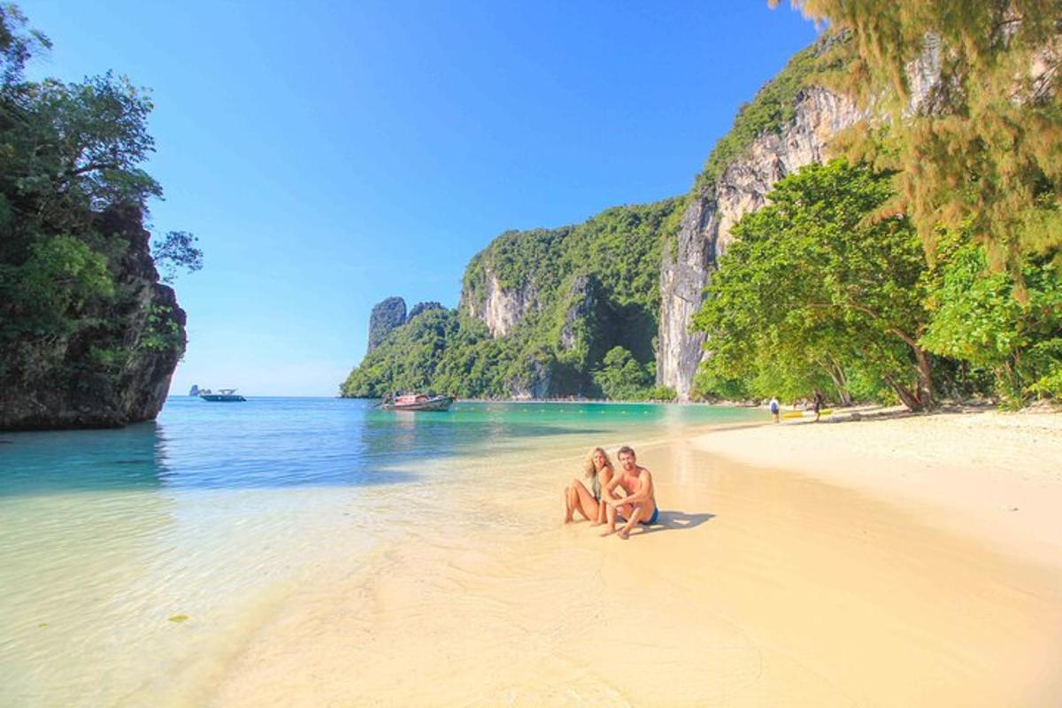 due donne sedute su una spiaggia in acqua
