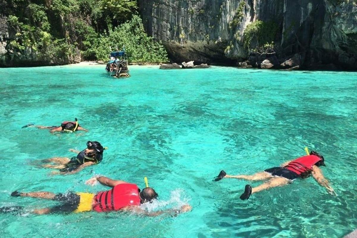 Un grupo de personas y un perro en el agua.