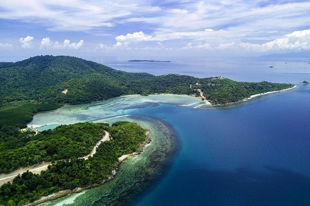 pemandangan udara sekumpulan pulau di dalam air