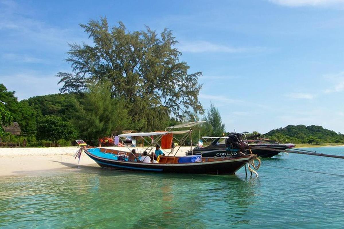 dua bot berlabuh di tepi pantai