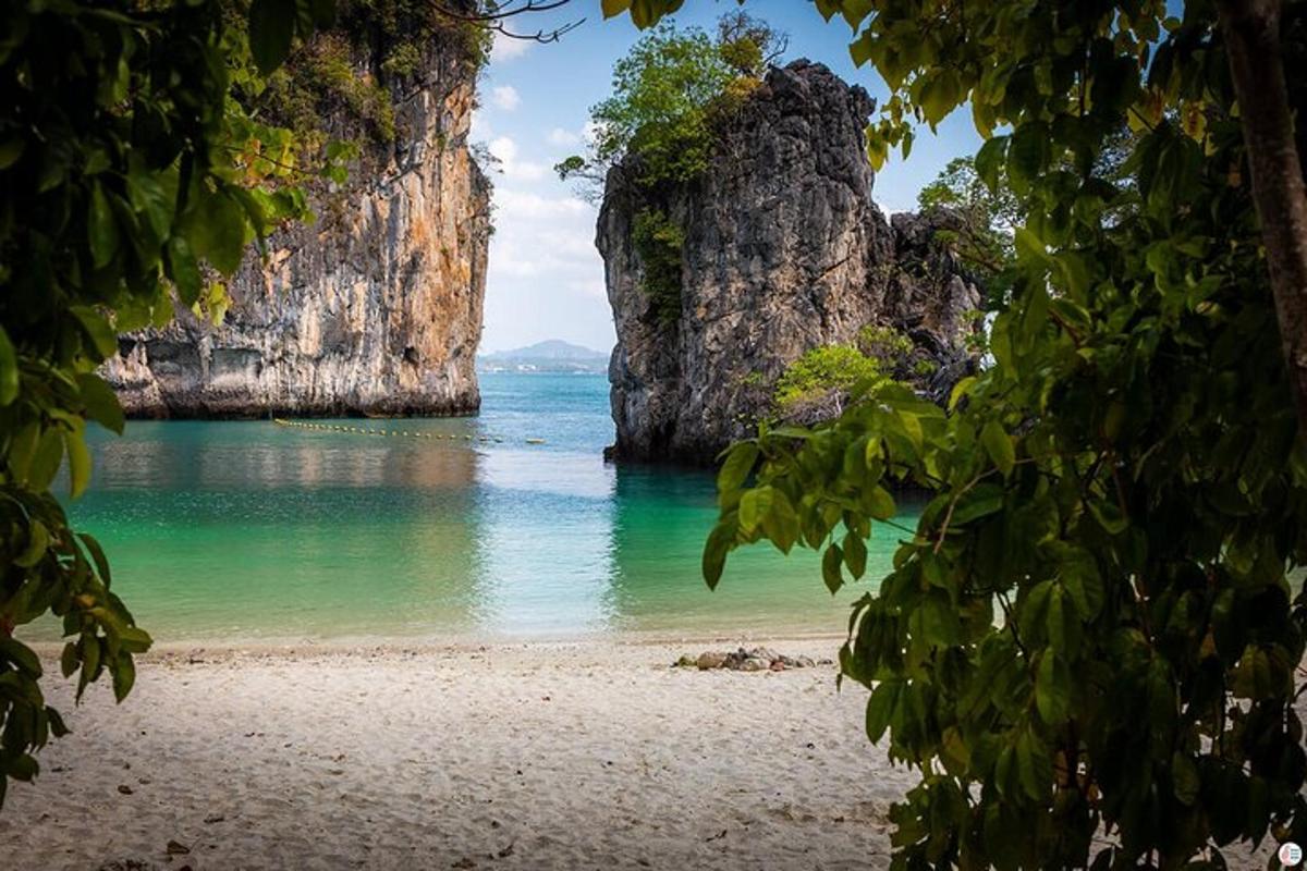 una vista di una spiaggia con rocce nell'acqua