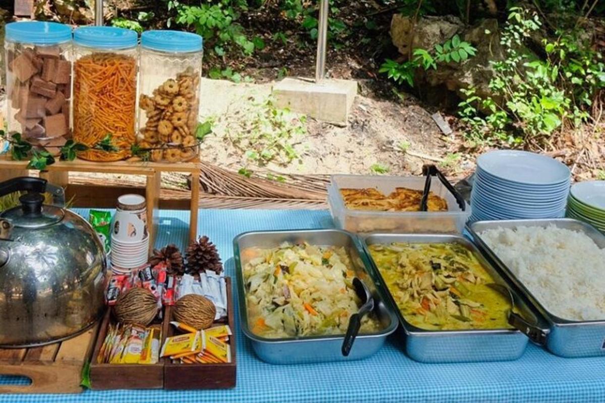 un tavolo sormontato da vassoi di cibo su un tavolo