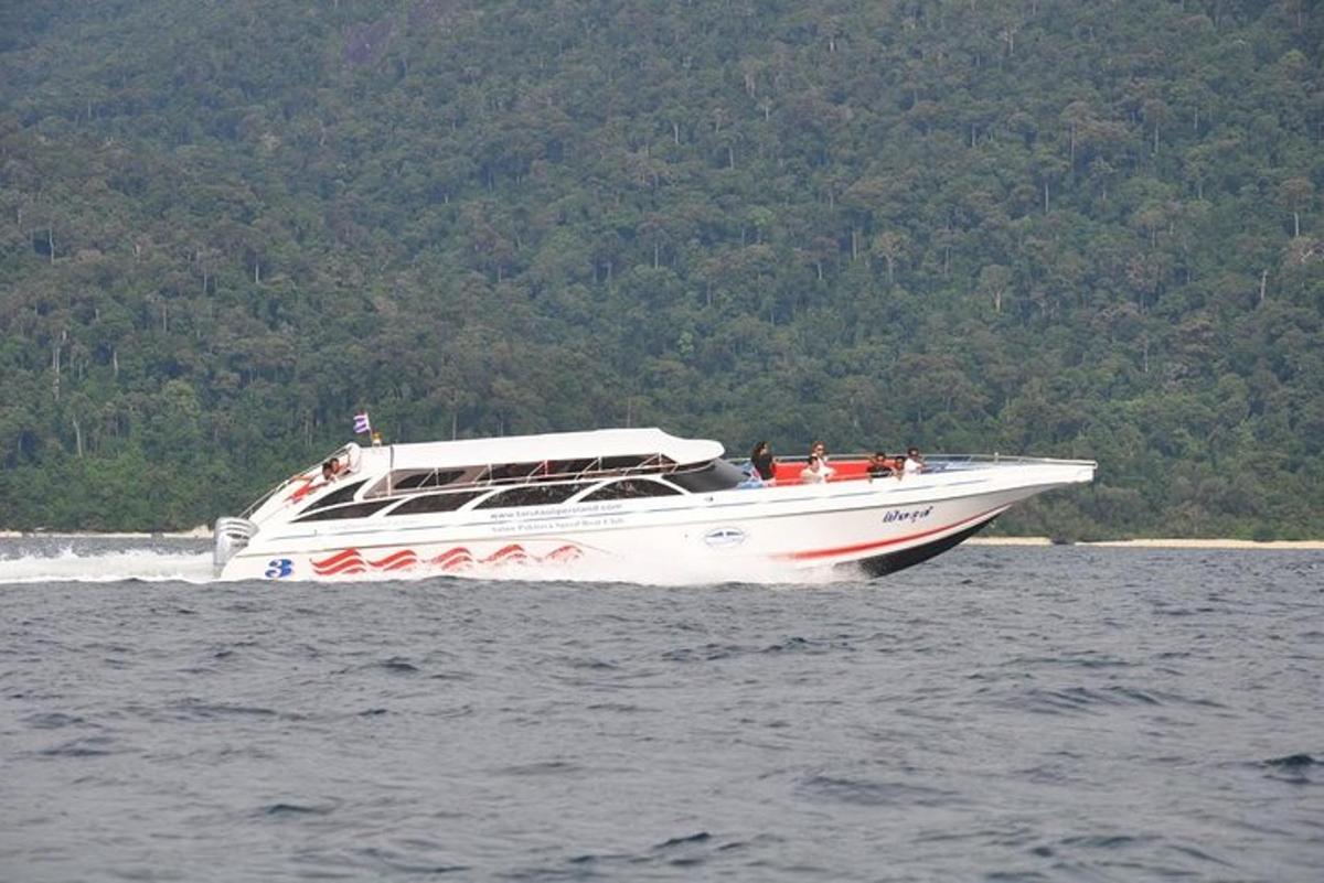 Un barco blanco en el agua con gente en él.