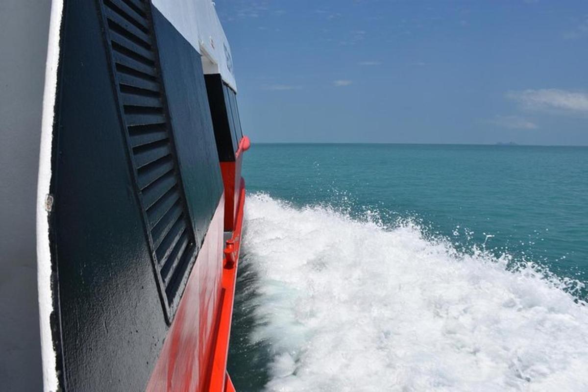 una vista dal lato di una barca nell'oceano
