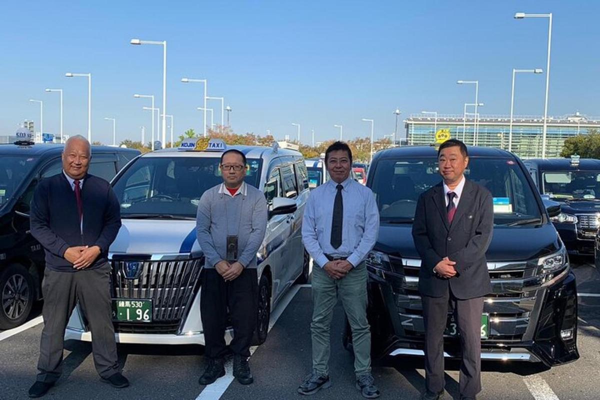 sekumpulan lelaki berdiri di hadapan tempat letak kereta