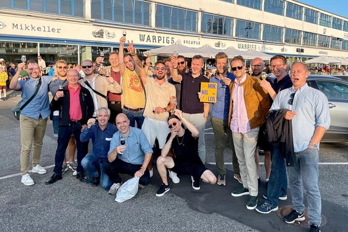 un gran grup de persones posant per a una foto