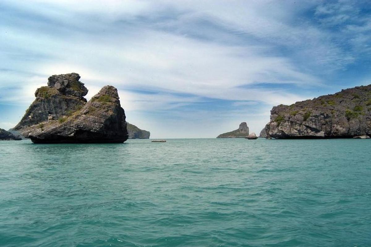 un grupo de rocas en el agua cerca del océano
