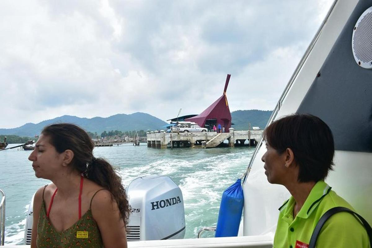 duas mulheres em pé em um barco na água