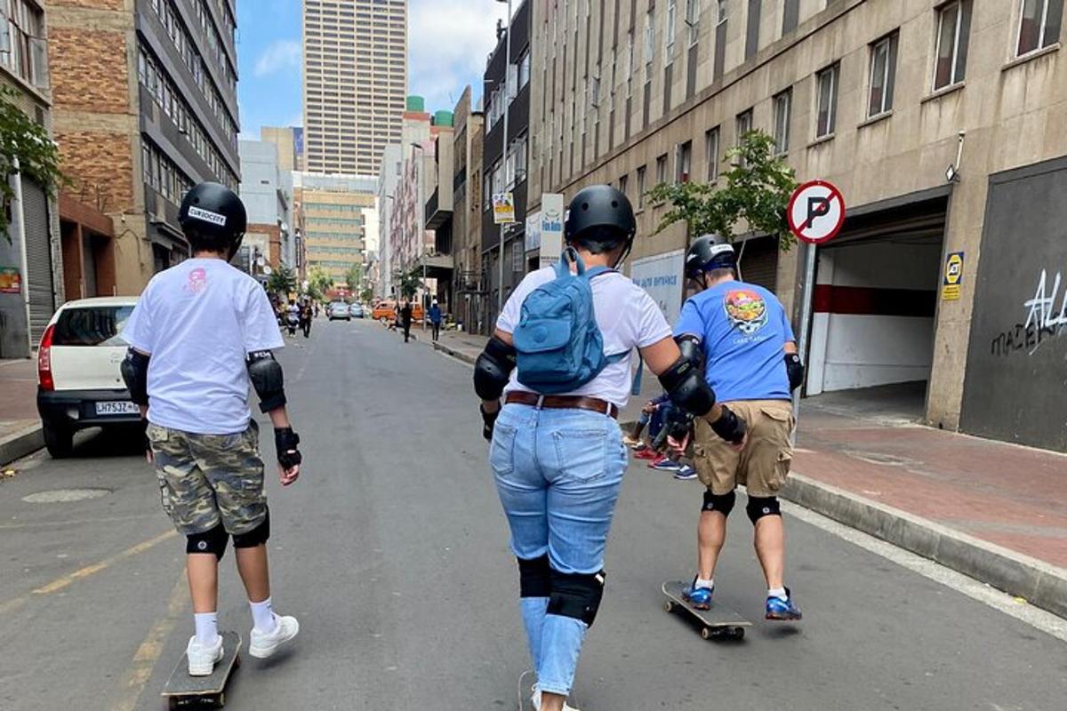 skupina mužů jezdících na skateboardech po městské ulici