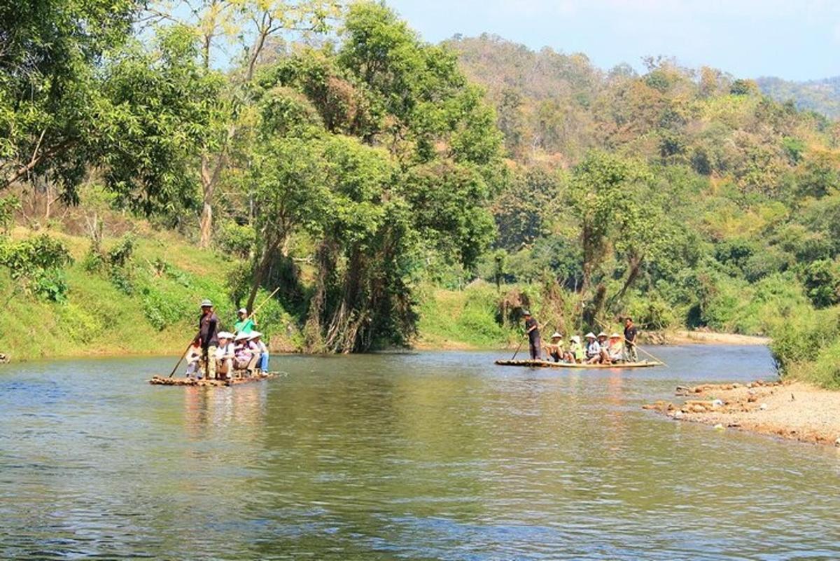 sekelompok orang menunggangi gajah di sungai