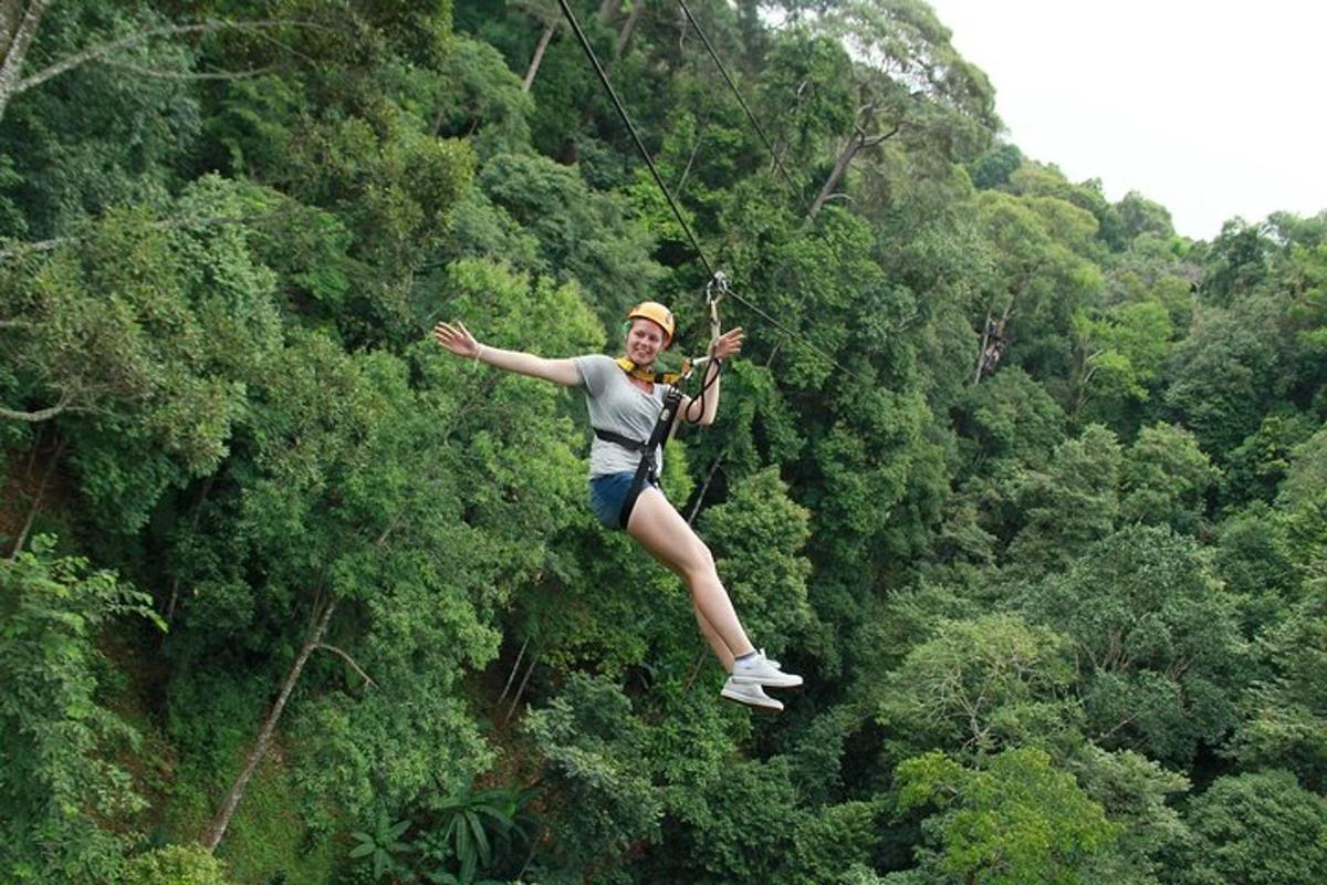 una donna su una teleferica nella giungla