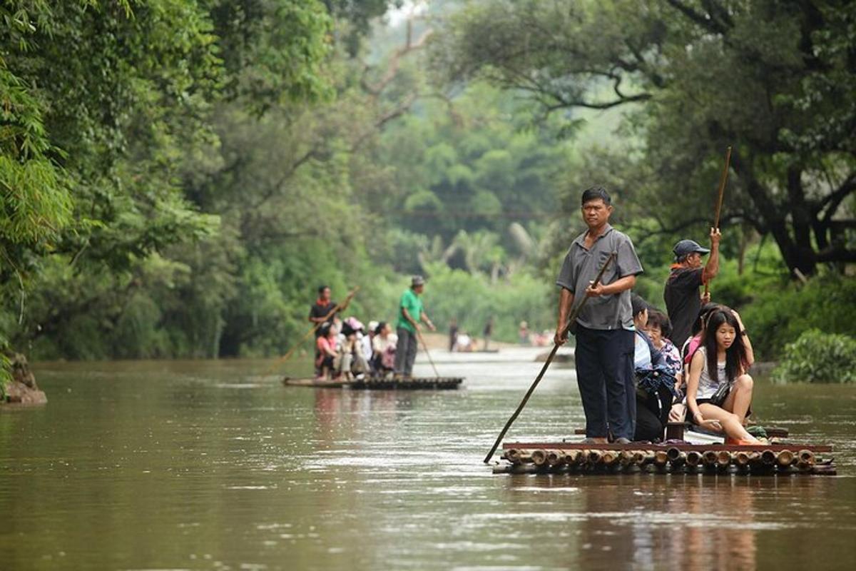 sekelompok orang di atas rakit di air