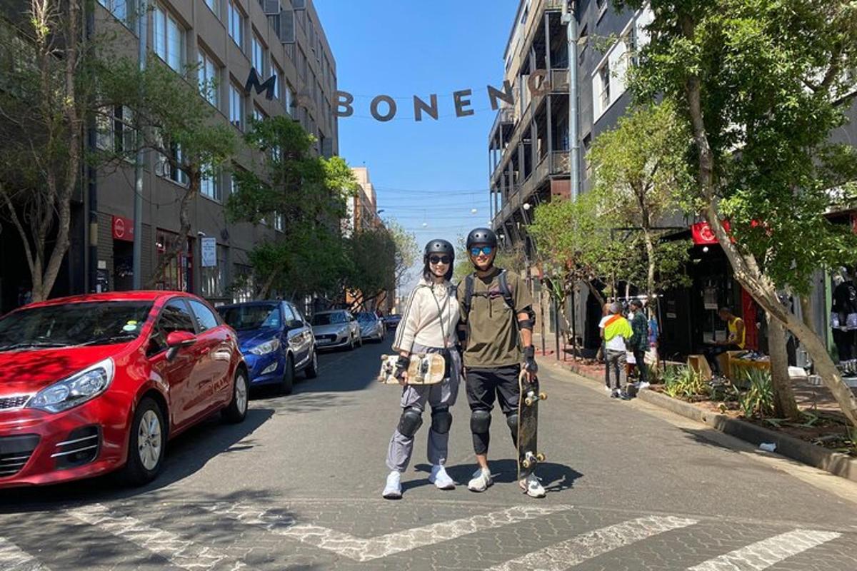 muž a žena stojící na ulici se skateboardem