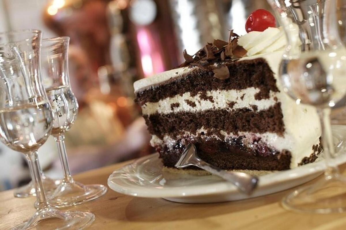 kos torte na krožniku poleg kozarcev