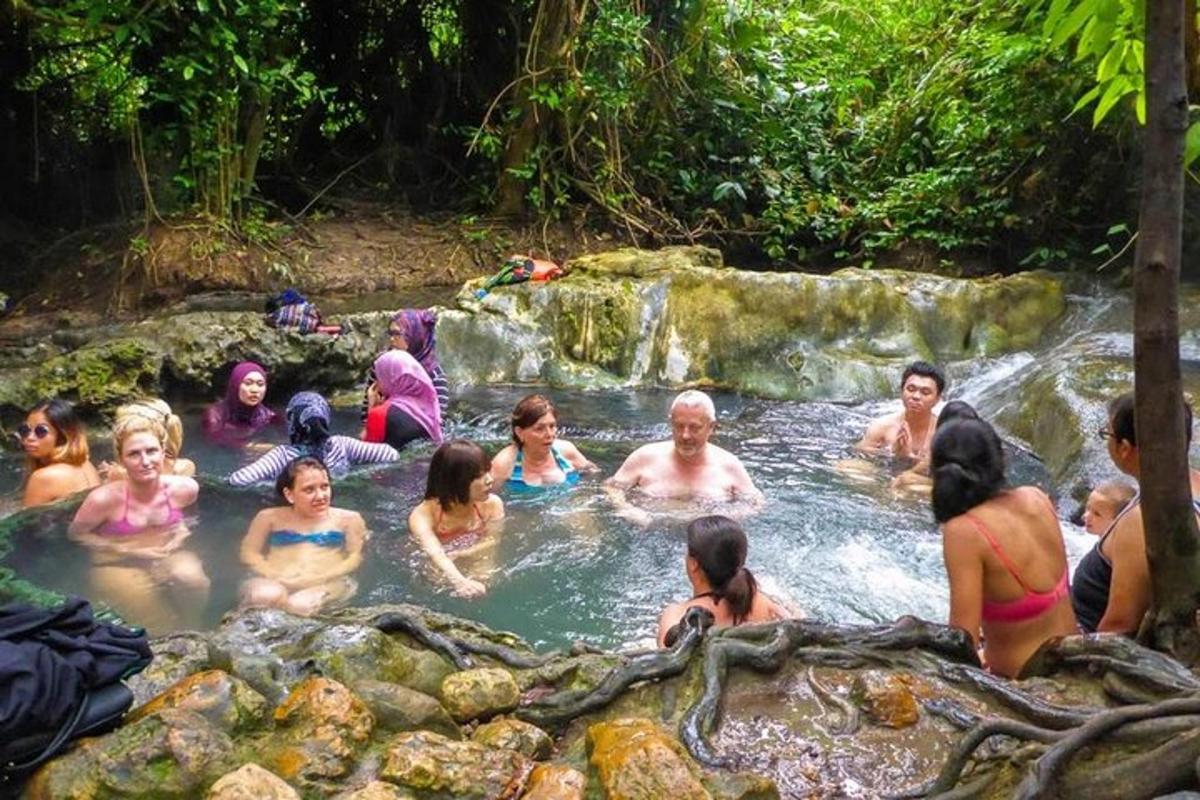 un grup de persones en un jacuzzi en una cascada