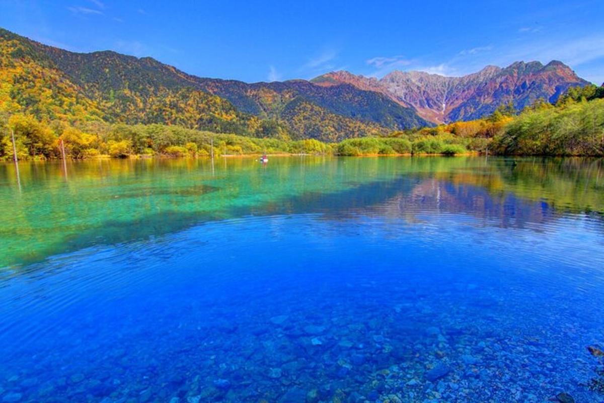 un grande specchio d'acqua con le montagne sullo sfondo