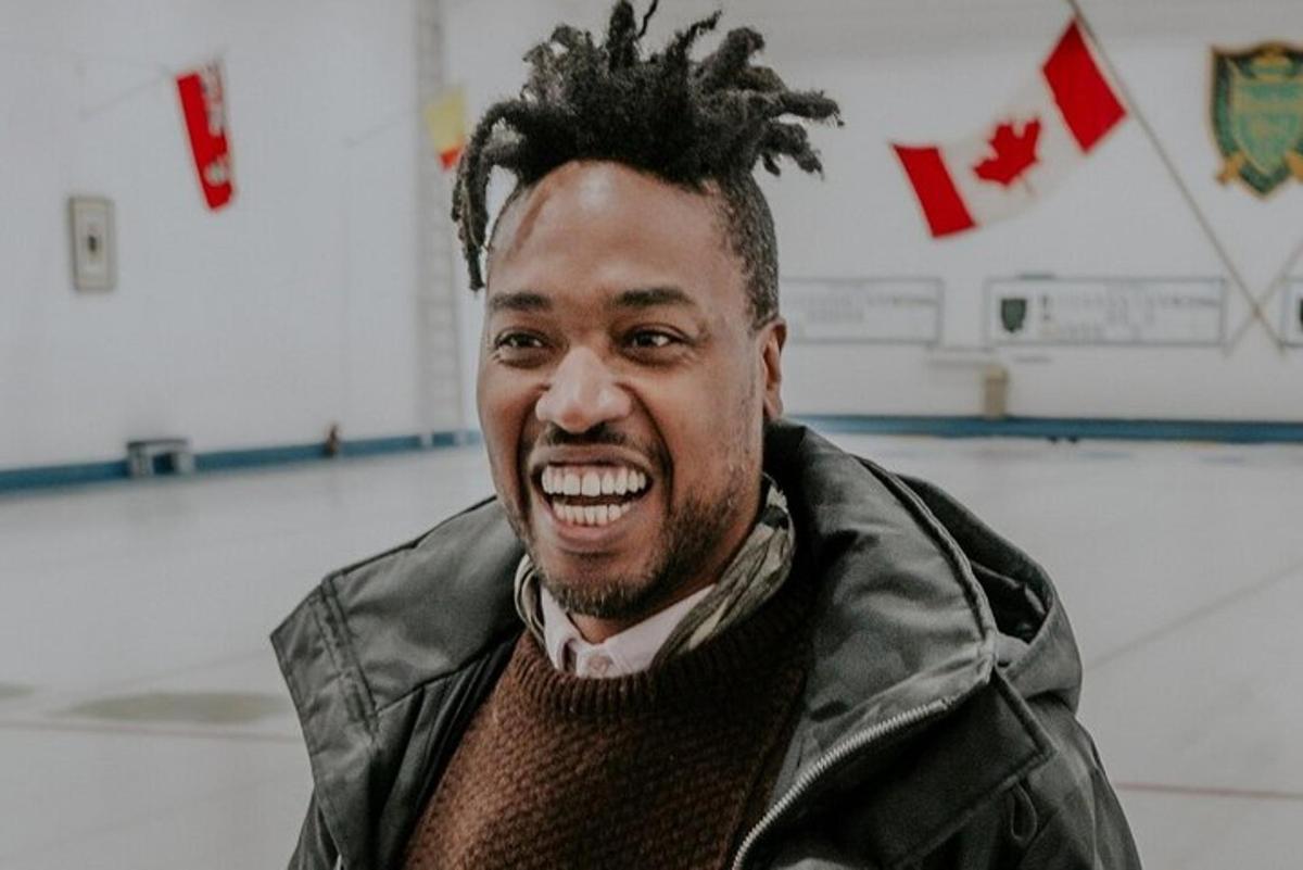 Un hombre que lleva una chaqueta de cuero con pelo rasta