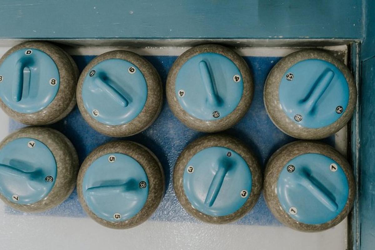 Un grupo de relojes azules colocados en una pared.
