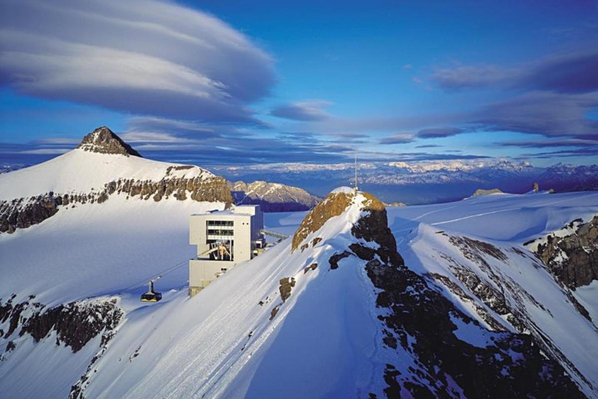 et snødekt fjell med en bygning på toppen