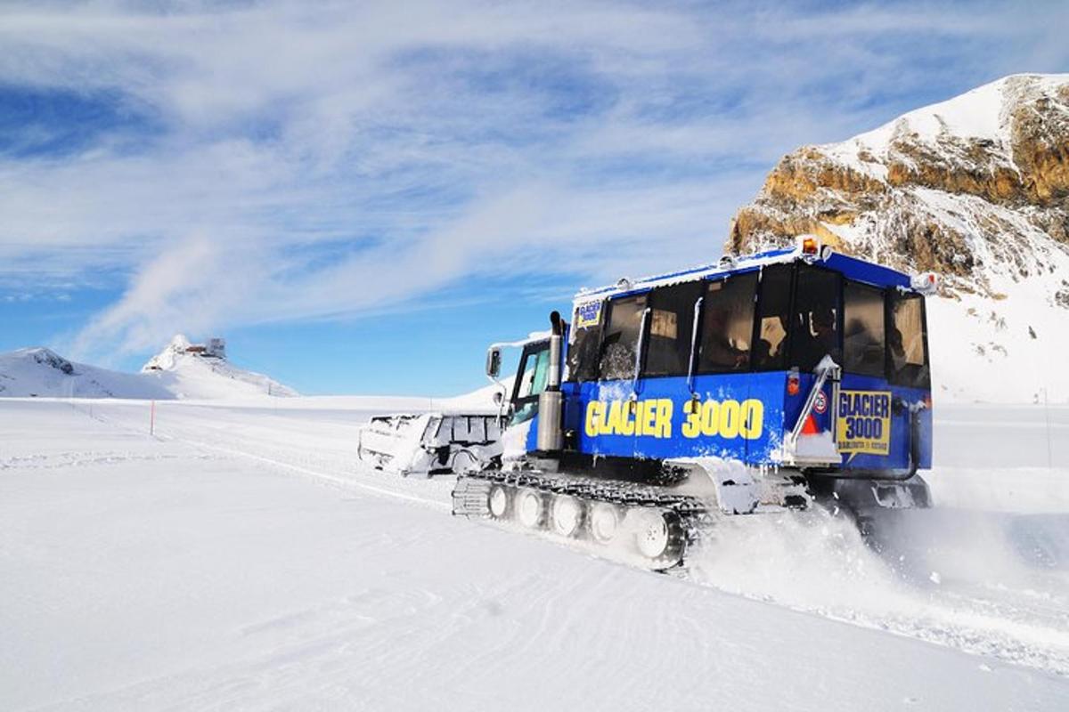 en blå snøbil kjører gjennom snøen