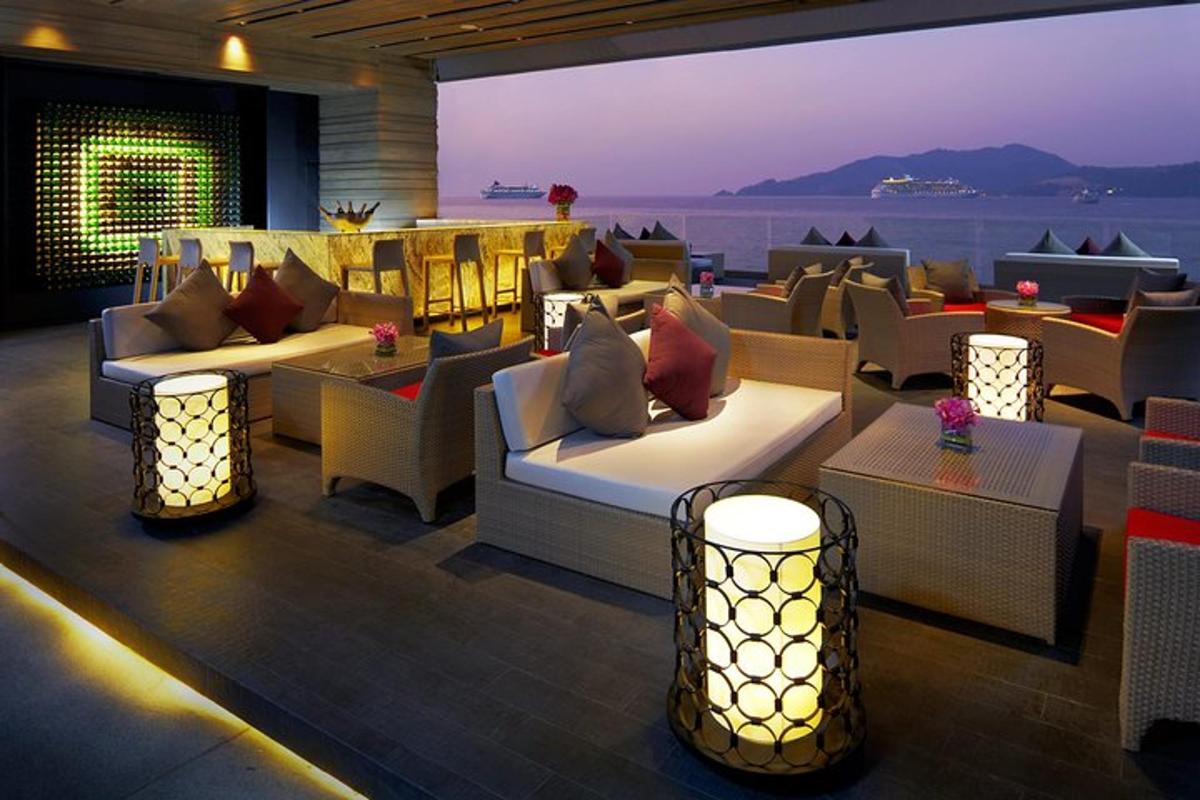 restavracija s kavči in mizami ter pogledom na ocean